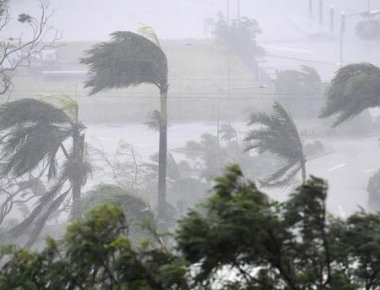 Τουλάχιστον 2 νεκρούς άφησε στο πέρασμά του από την Αυστραλία ο τυφώνας Ντέμπι